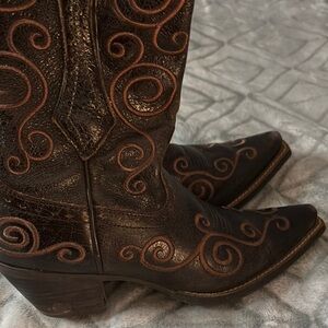 very nice lil wear and tear on one of the heals, that could be easily repaired.